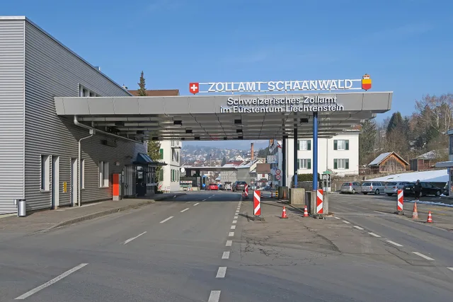 Anyone who enter from Austria to Liechtenstein, is controlled by the Swiss border guard. This is regulated in a tariff agreement with Liechtenstein from 1923. Swiss customs at the EU external border in the Principality of Liechtenstein, Feb 16, 2015. Vente transfrontalière depuis la Suisse : douane, taxes et canaux