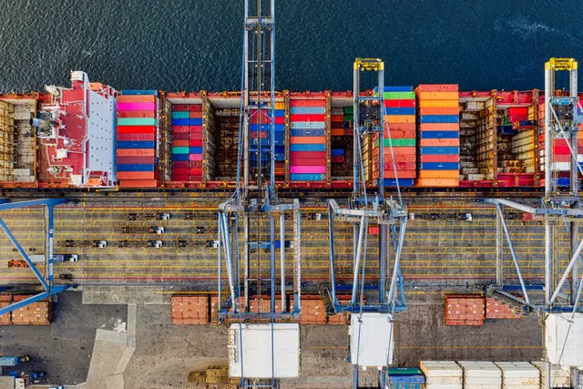 Crossborder-Verkauf aus der Schweiz: Direkte Ausfuhr: Waren sind schweizer MwSt.-frei.; Ausfuhranmeldung beim BAZG: elektronisch mit e-dec Export.; IOSS für EU-Privatkunden: bis 150 CHF, zentral melden. Vente transfrontalière depuis la Suisse : douane, taxes, canaux