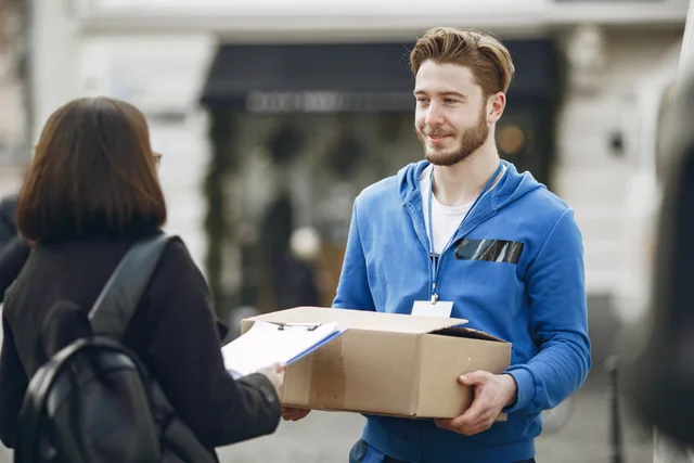 Zoll und Versand in der Schweiz: Jede Sendung aus dem Ausland muss beim Zoll angemeldet werden.; Geschenksendungen bis CHF 100 sind abgabenfrei, ausgenommen Tabak und Alkohol.; Die Post verrechnet CHF 13 für EU-Sendungen und CHF 16 für andere Länder mit 3 % Zuschlag. Douane et expédition : obligations, procédures et modes d’envoi