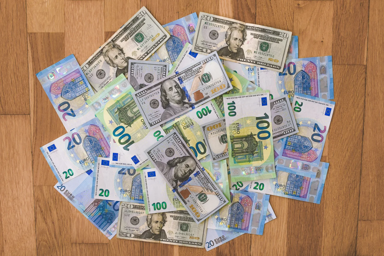Crossborder-Zahlungen: Währung & Risiko: SEPA-Überweisungen sind nur für Euro im SEPA-Raum gültig, Laufzeit 1–3 Banktage.; Internationale Überweisungen laufen über SWIFT und sind teurer sowie langsamer als SEPA.; Devisenrisiken können durch Hedging mit festem Wechselkurs minimiert werden.