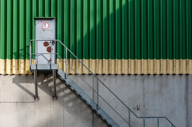 door, facade, warehouse, stairs, building, staircase, green, industrial, warehouse, warehouse, warehouse, warehouse, warehouse, stairs, building, industrial. Organizzare il magazzino dei resi: controllo, svalutazione e reimmissione